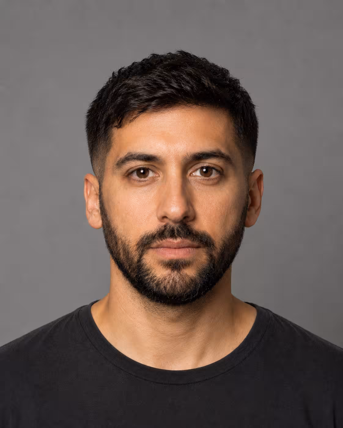 El mismo hombre con un crop texturizado factible y un taper bajo limpio (sintético)